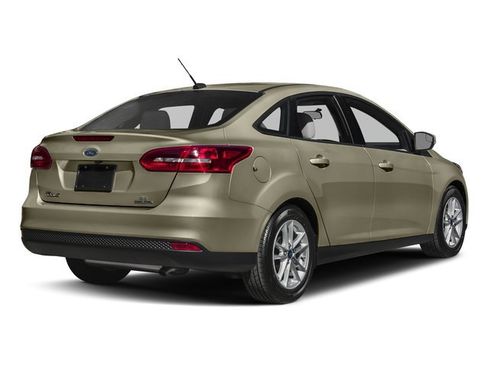 Used 2017 Ford Focus SE FWD image 2