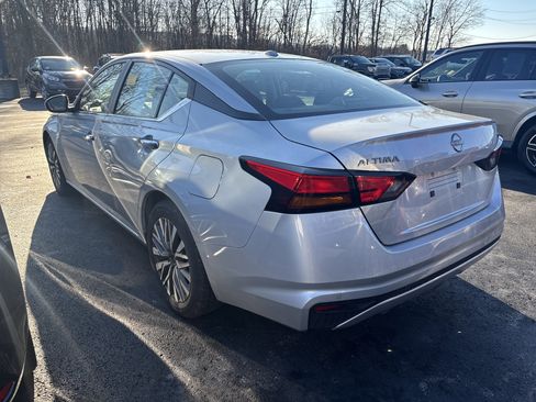 Used 2023 Nissan Altima 2.5 SV image 2