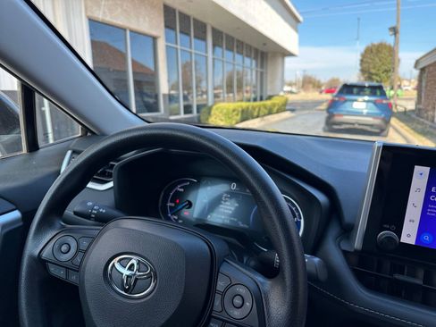 Used 2025 Toyota RAV4 LE image 33