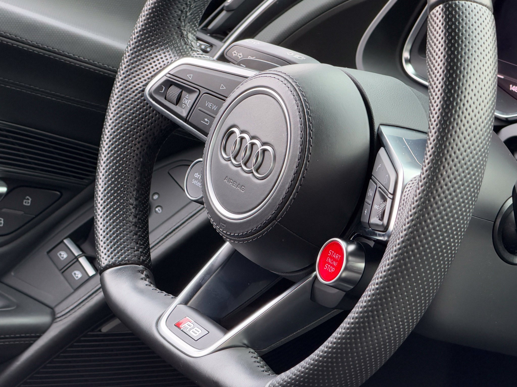Used 2018 Audi R8 V10 w/ Premium Package RWD image 25