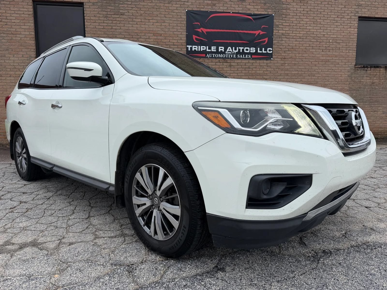 Used 2020 Nissan Pathfinder S FWD image 1