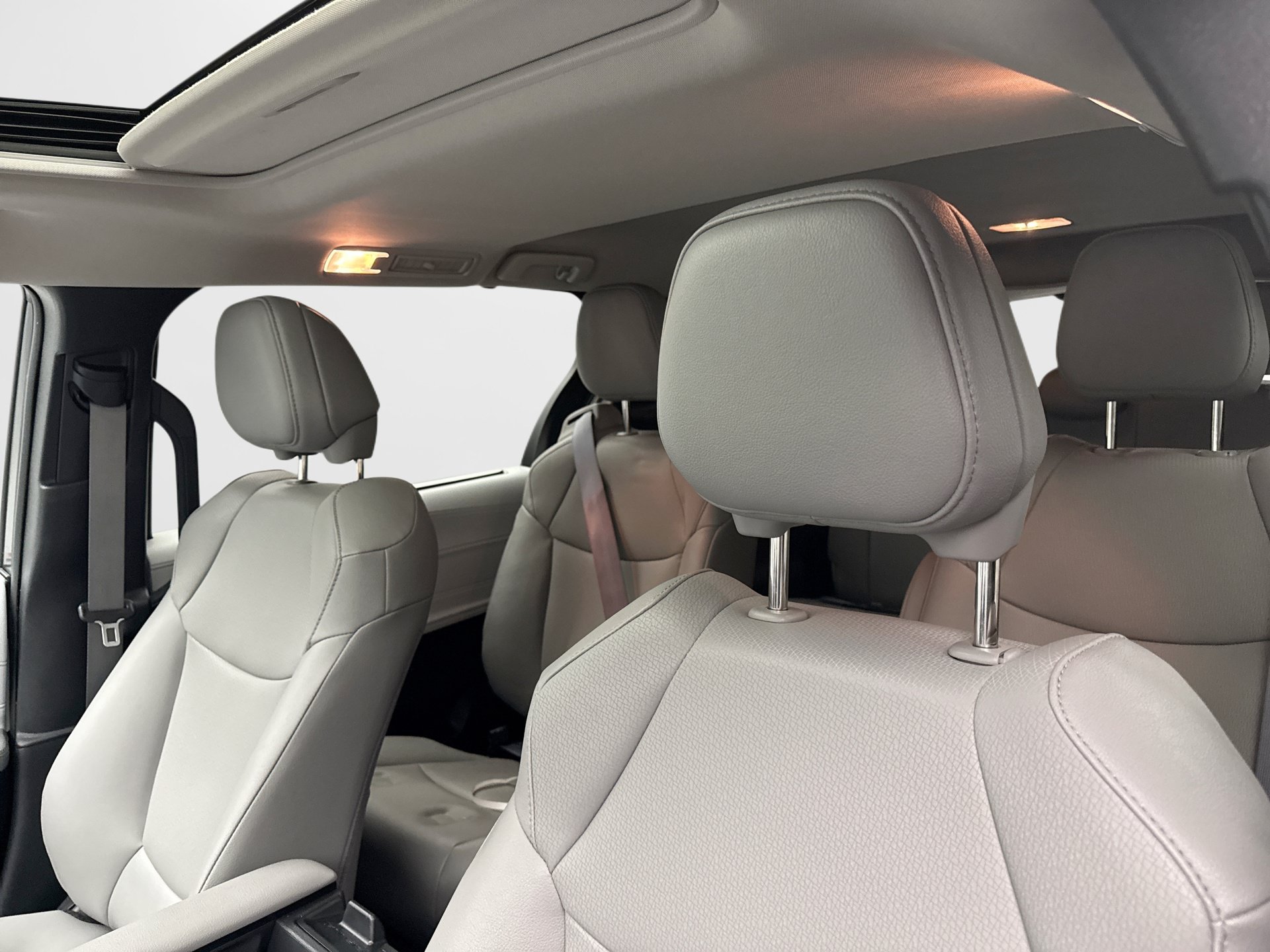 Used 2025 Toyota Sienna XLE AWD/4WD image 9