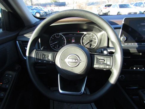 Used 2023 Nissan Rogue SV image 9