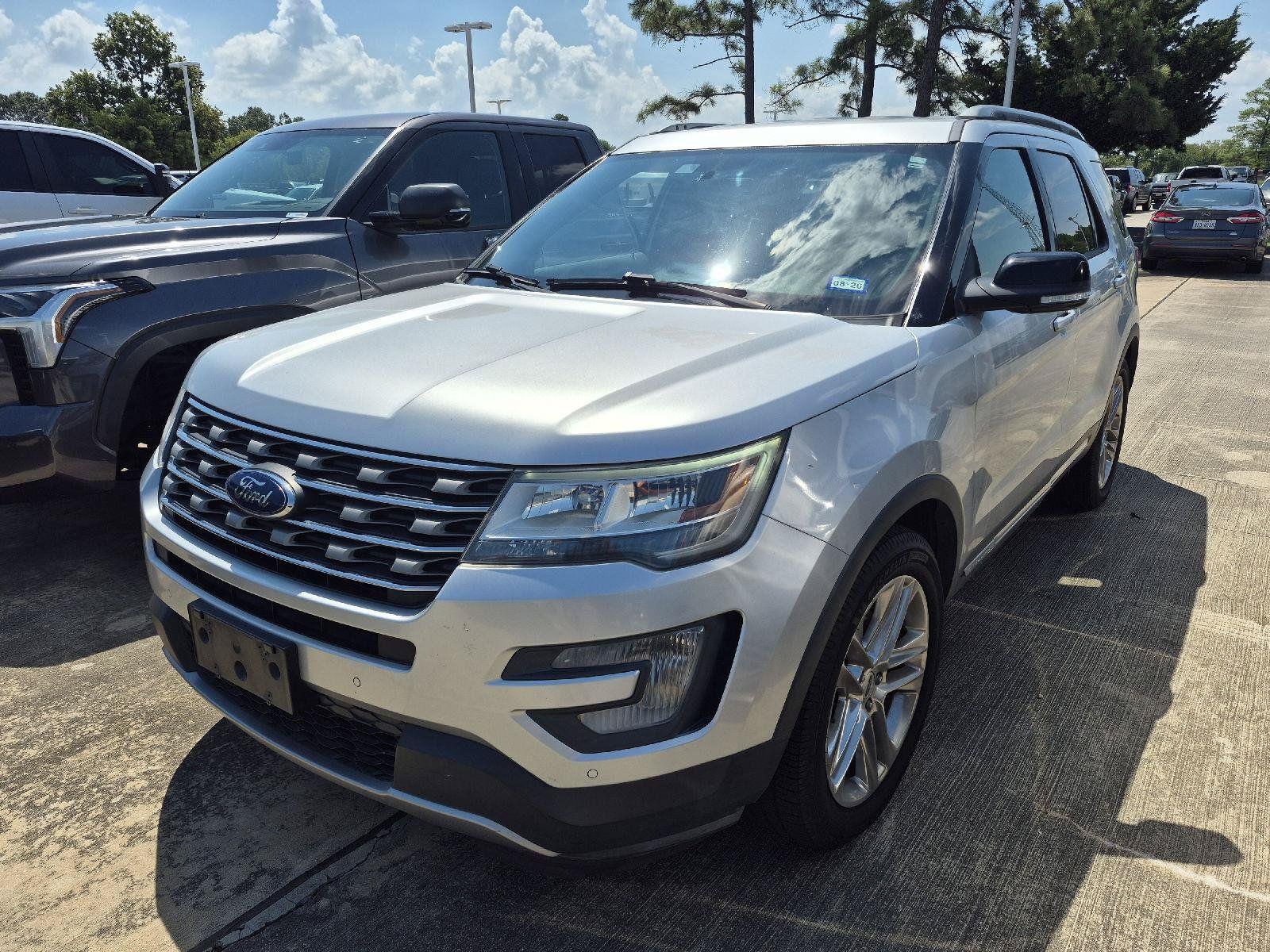 Used 2017 Ford Explorer XLT w/ Equipment Group 202A FWD image 12