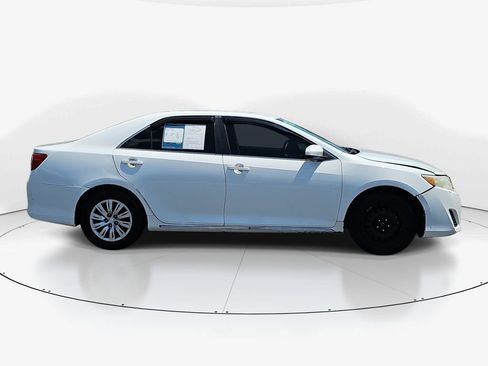 Used 2014 Toyota Camry LE FWD image 5