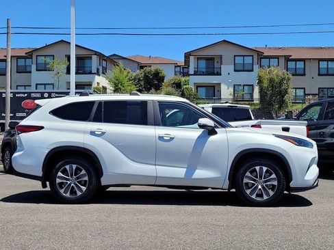 Used 2023 Toyota Highlander XLE AWD/4WD image 5