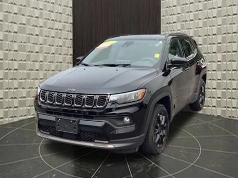 Certified 2025 Jeep Compass Latitude w/ Convenience Group AWD/4WD image 9