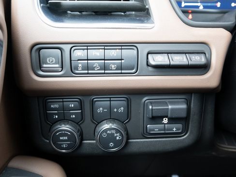 Used 2024 Chevrolet Tahoe High Country image 11