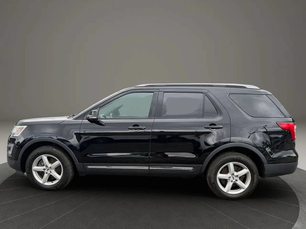 Used 2017 Ford Explorer XLT w/ Equipment Group 202A AWD/4WD image 8