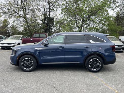 Used 2025 Kia Sorento S w/ Panoramic Sunroof Package image 4