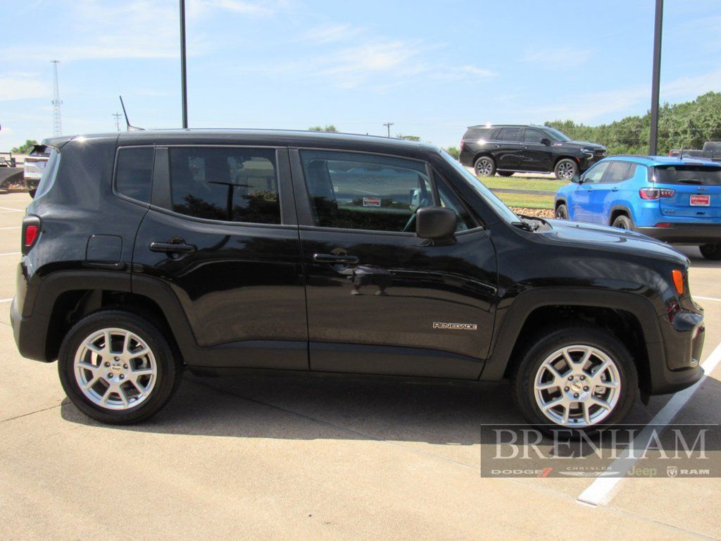 Used 2023 Jeep Renegade Latitude AWD/4WD image 7