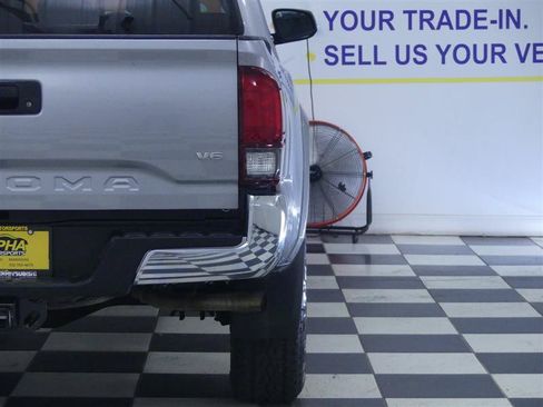 Used 2021 Toyota Tacoma SR5 AWD/4WD image 27