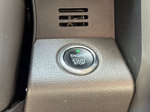 Used 2020 Ford Expedition XLT w/ Equipment Group 202A AWD/4WD image 24