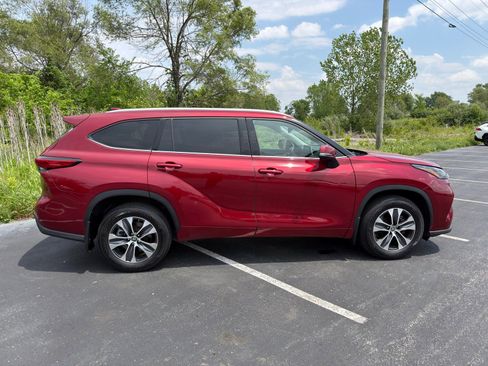 Used 2022 Toyota Highlander XLE AWD/4WD image 9
