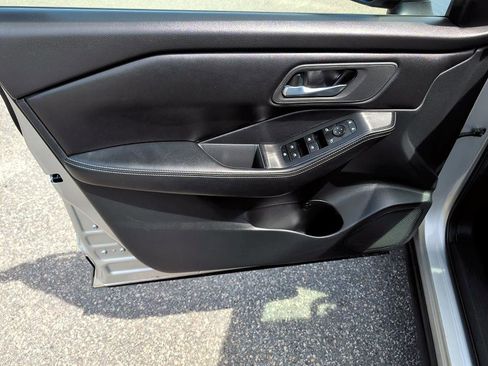 Used 2024 Nissan Rogue SV image 16