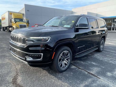Used 2024 Jeep Wagoneer L Series II w/ Flexible Seating Group AWD/4WD image 10