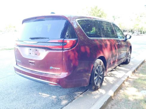 Used 2023 Chrysler Pacifica Touring-L FWD image 4
