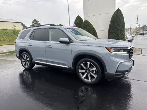 Used 2024 Honda Pilot Touring image 1