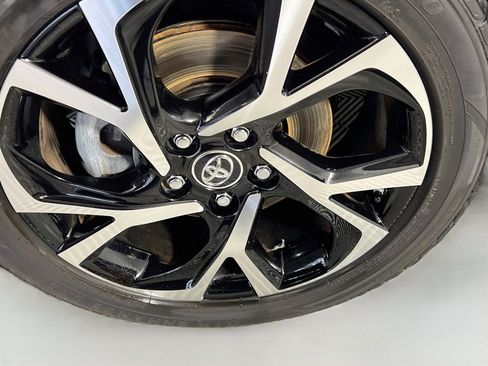 Used 2018 Toyota C-HR XLE FWD image 14
