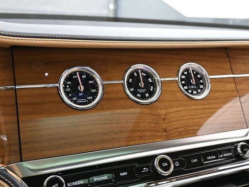Used 2025 Bentley Flying Spur Plug-In Hybrid AWD/4WD image 24
