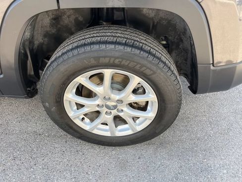Used 2015 Jeep Cherokee Latitude w/ Comfort/Convenience Group AWD/4WD image 23