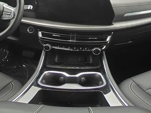 Used 2025 Chevrolet Traverse LT AWD/4WD image 27