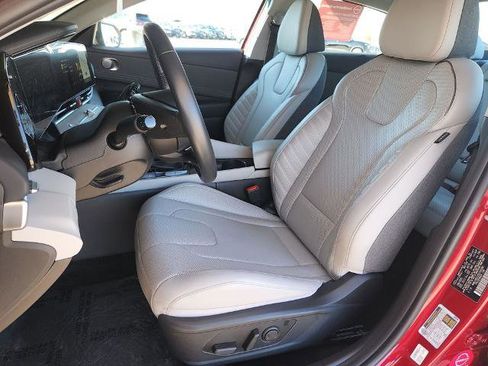 Used 2025 Hyundai Elantra Limited image 12