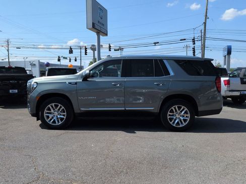 Used 2023 GMC Yukon SLT w/ SLT Premium Package AWD/4WD image 4