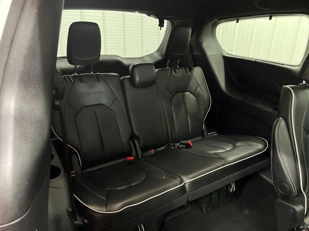 Used 2025 Chrysler Pacifica Limited FWD image 15
