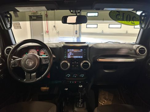 Used 2015 Jeep Wrangler Unlimited Sahara w/ Connectivity Group AWD/4WD image 27