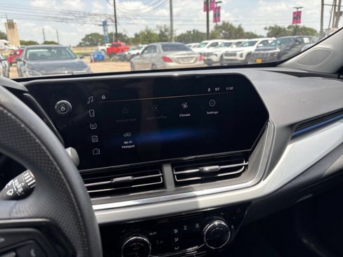 Used 2025 Chevrolet Trax LT FWD image 19