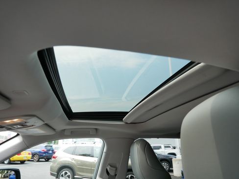 Used 2022 Toyota Highlander XLE AWD/4WD image 32