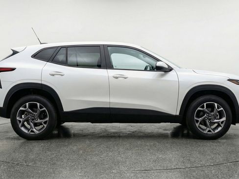 Used 2025 Chevrolet Trax LT image 11