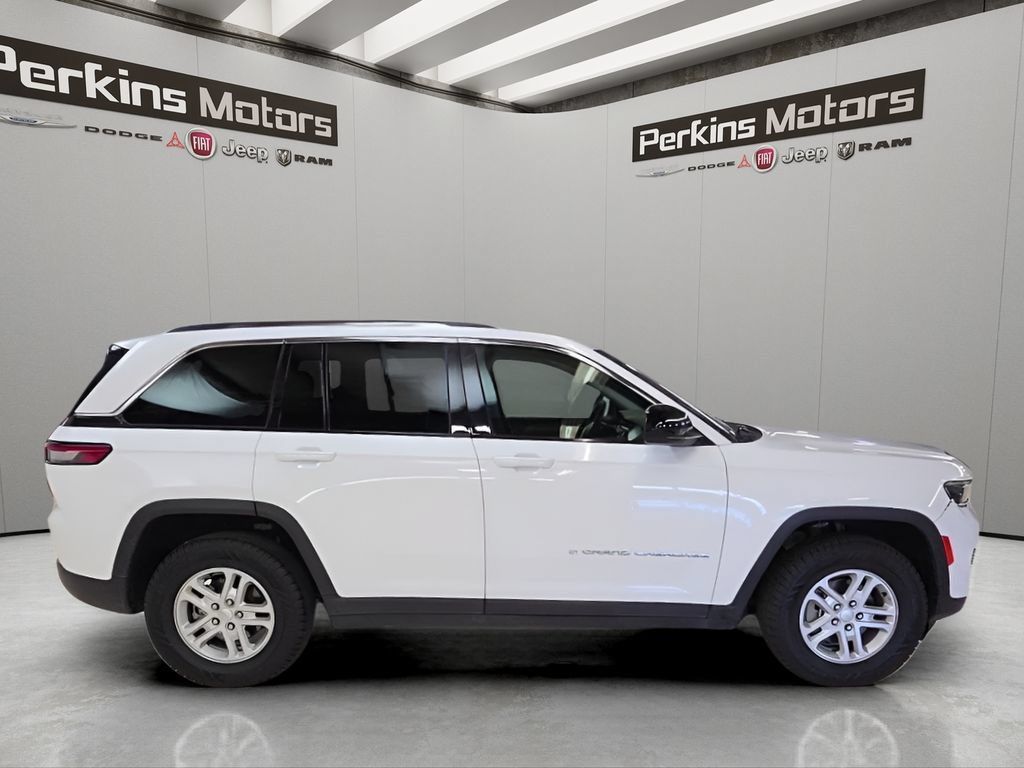 Used 2023 Jeep Grand Cherokee Laredo AWD/4WD image 4