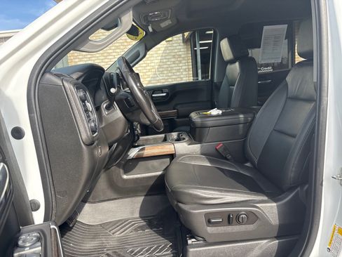 Used 2021 Chevrolet Silverado 1500 LT Trail Boss w/ Convenience Package II image 3