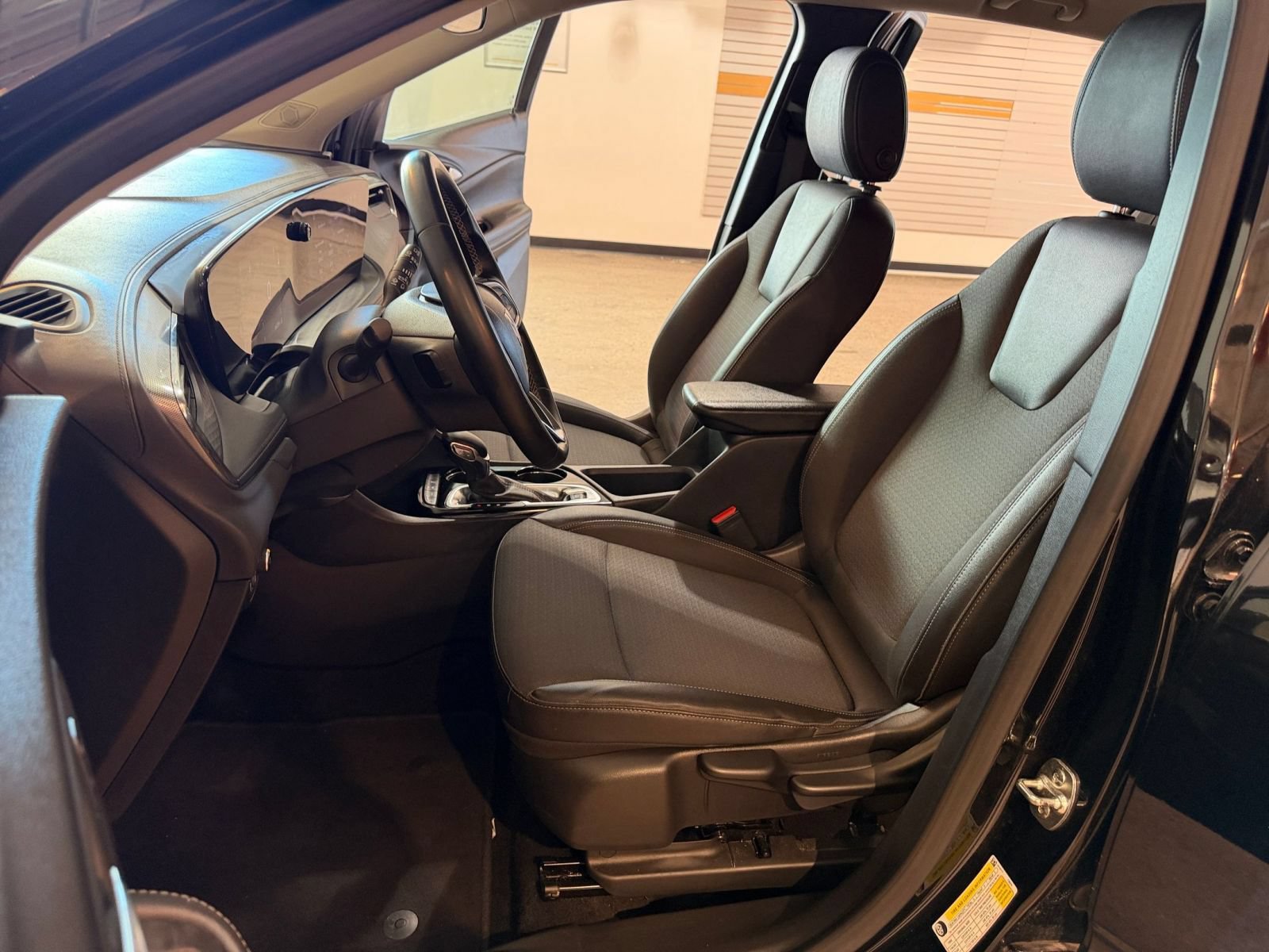 Used 2025 Buick Encore GX Preferred AWD/4WD image 25