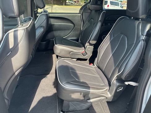 Used 2026 Chrysler Pacifica Limited FWD image 25