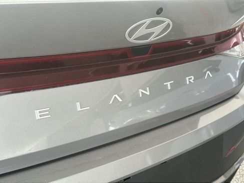 Used 2025 Hyundai Elantra SE FWD image 11