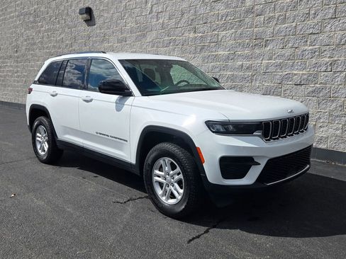 Used 2023 Jeep Grand Cherokee Laredo w/ Luxury Tech Group I AWD/4WD image 7
