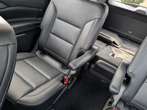 Used 2025 Chevrolet Traverse LT w/ Driver Confidence Package AWD/4WD image 12
