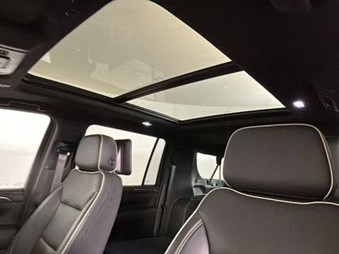 Used 2021 Chevrolet Suburban Premier w/ Premium Package RWD image 12
