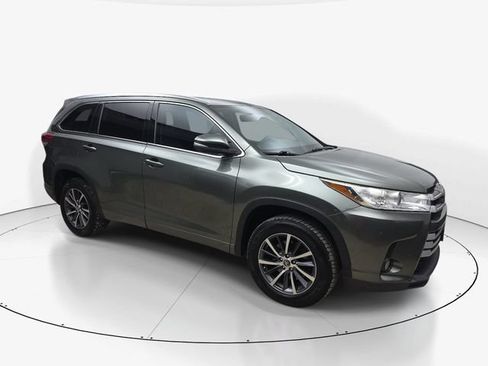 Used 2017 Toyota Highlander XLE FWD image 3