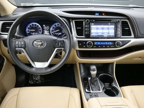 Used 2019 Toyota Highlander XLE FWD image 4