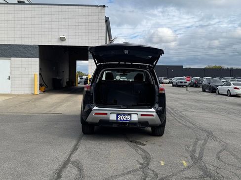 Used 2025 Nissan Pathfinder Platinum image 29