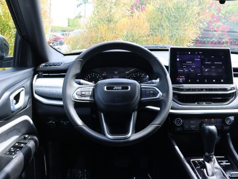 Used 2023 Jeep Compass Latitude AWD/4WD image 8