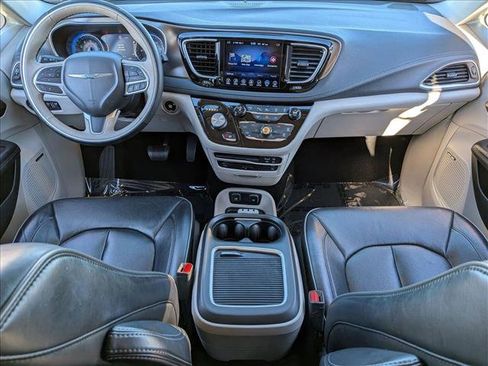 Used 2017 Chrysler Pacifica Limited image 21