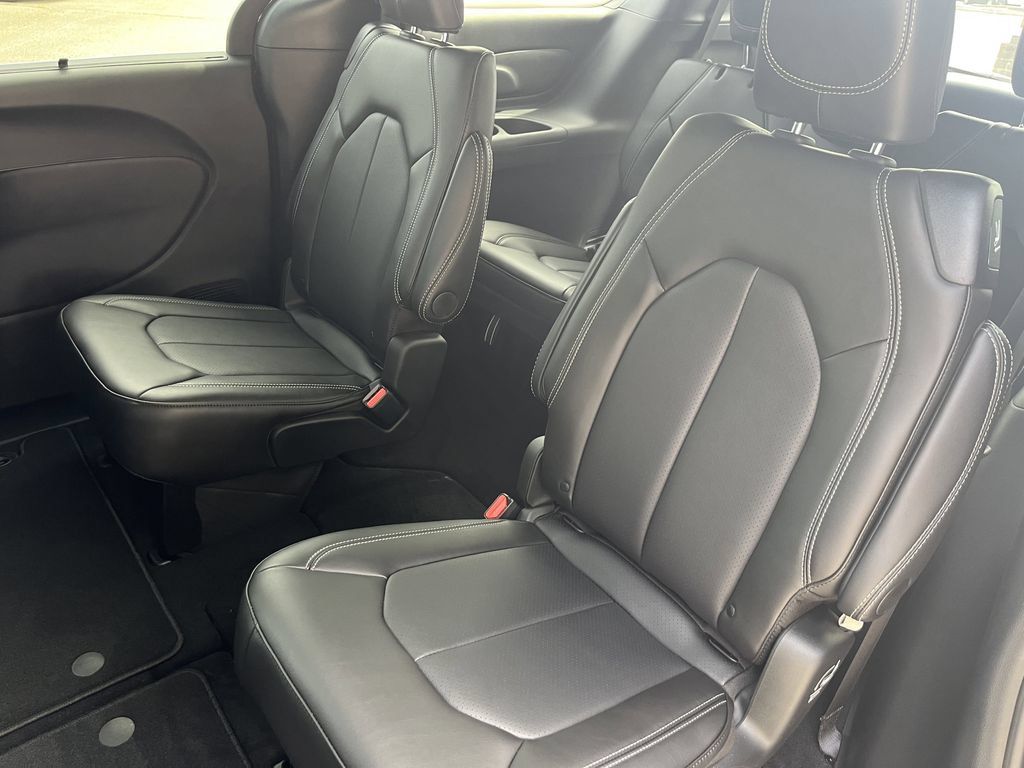 New 2026 Chrysler Pacifica Select FWD image 26