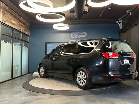 Used 2017 Chrysler Pacifica Touring image 5