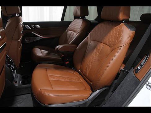 Used 2025 BMW X7 M60i AWD/4WD image 18
