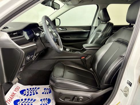 Used 2024 Jeep Grand Cherokee Limited w/ Black Appearance Package image 15